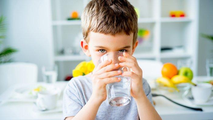 indysoftwater.com, Ilustrasi anak minum air putih yang dapat melancarkan BAB