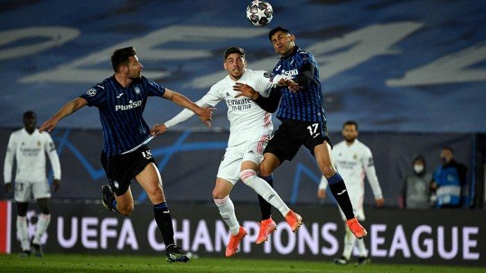 Bek Atalanta Djimsiti (Kiri) dan Cristian Romero (kanan) bersaing dengan gelandang Real Madrid Federico Valverde selama pertandingan sepak bola leg kedua babak 16 besar Liga Champions UEFA antara Real Madrid CF dan Atalanta