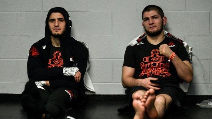 Dua petarung UFC, Khabib Nurmagomedov (kanan) dan Islam Makhachev.