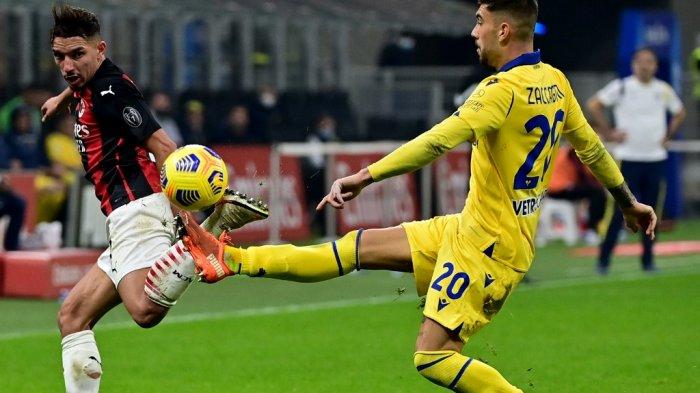 Gelandang Aljazair AC Milan Ismael Bennacer (kiri) memperebutkan bola dengan gelandang Italia Hellas Verona Mattia Zaccagni saat pertandingan sepak bola Serie A Italia AC Milan vs Hellas Verona di Stadion San Siro di Milan pada 8 November 2020.