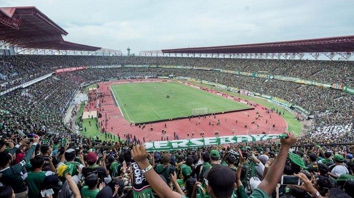 Puluhan ribu suporter Bonek memadati Stadion Gelora Bung Tomo saat Persebaya menjamu Madura United di leg pertama Piala Presiden 2019 silam.