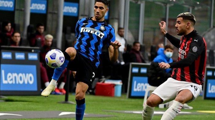 INTER MILAN vs AC MILAN - Bek Italia Inter Milan Achraf Hakimi (Kiri) memperebutkan bola dengan bek Prancis AC Milan Theo Hernandez saat pertandingan sepak bola Serie A Italia antara Inter Milan dan AC Milan di stadion San Siro di Milan pada 17 Oktober 2020.