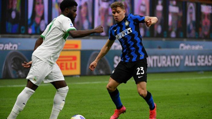 Jeremie Boga dan Nicolo Barella di Liga Italia Serie A Inter Milan vs Sassuolo pada 7 April 2021 di stadion San Siro di Milan.