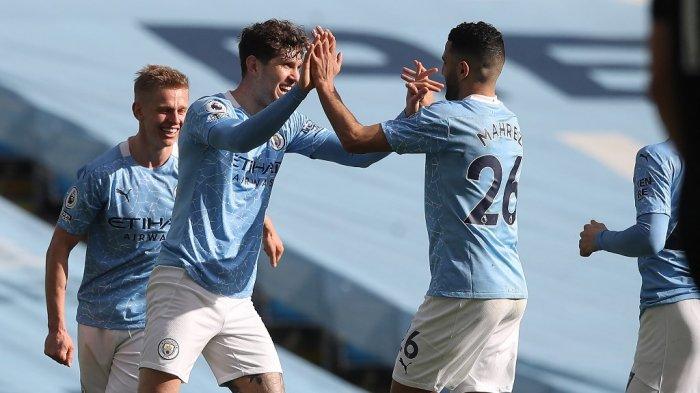 John Stones dan Riyad Mahrez di Liga Inggris Manchester City vs West Ham United di Stadion Etihad di Manchester, Inggris barat laut, pada 27 Februari 2021.