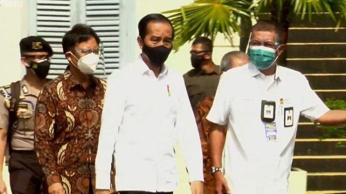 Foto tangkapan layar Presiden Joko Widodo didampingi Wali Kota Yogyakarta, Haryadi Suyuti meninjau vaksinasi Covid-19 massal yang digelar di Pasar Beringharjo dan Benteng Vredeburg, Daerah Istimewa Yogyakarta, Senin (1/3/2021). (Kompas.com/Fitria Chusna Farisa)