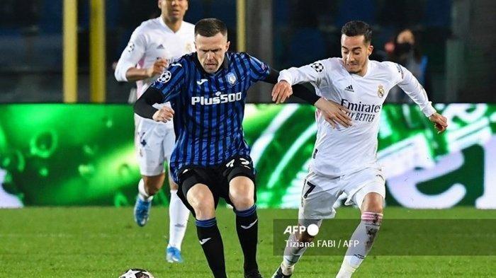 Josip Ilicic vs Lucas Vazquez di leg pertama babak 16 besar Liga Champions, Atalanta vs Real Madrid, 24 Februari 2021 di stadion Atleti Azzurri d'Italia, Bergamo.