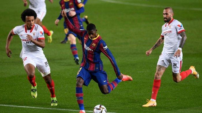 Jules Kounde dan Ousmane Dembele di semifinal Copa del Rey (Piala Raja) Spanyol FC Barcelona vs Sevilla FC di stadion Camp Nou di Barcelona pada 3 Maret 2021.
