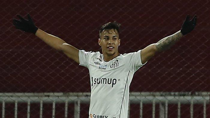 Pemain Santos Kaio Jorge selebrasi setelah mencetak gol ke gawang Independiente Argentina selama pertandingan sepak bola leg pertama babak 16 besar Copa Sudamericana di stadion Urbano Caldeira di Santos, Brasil, pada 15 Juli 2021.