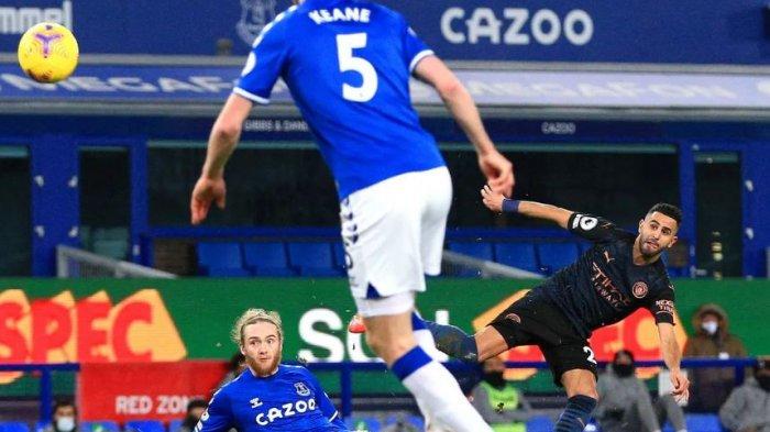 Riyad Mahrez mencetak gol ke gawang Everton Kamis (18/2/2021)
