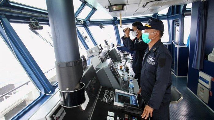 Perwira TNI AL melanjutkan pencarian puing dari penerbangan Sriwijaya Air SJY182, di atas salah satu kapal pencari dan penyelamat di laut lepas pantai Jakarta pada 10 Januari 2021