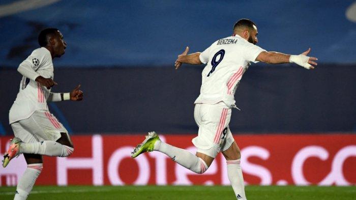 Karim Benzema merayakan gol