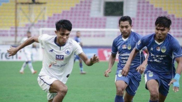 Kasim Botan (kiri), penyerang sayap PSCS Cilacap, jadi buruan banyak klub.