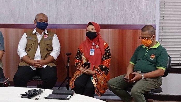Kepala BPPTKG, Hanik Humaida (tengah) dalam konferensi pers bersama BNPB serta BPBD DIY dan BPBD Jawa Tengah, Jumat (13/11/2020)