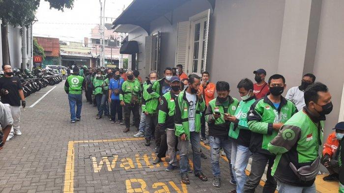Antrean panjang para driver ojol di restoran cepat saji, Rabu (9/6/2021).