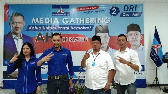 Paslon Bupati Klaten, One Krisnata-Muhammad Fajri (ORI) foto bersama dengan Ketua Umum Demokrat Agus Harimurti Yudhoyono (AHY) dan Istri Anissa Pohan, Kamis (3/12/2020).