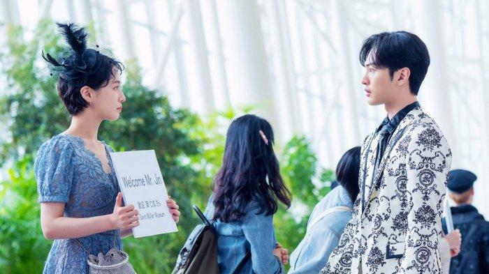 Kim Dali (Park Gyu Young) dan Jin Moo Hak (Kim Min Jae) bertemu di Bandara Belanda
