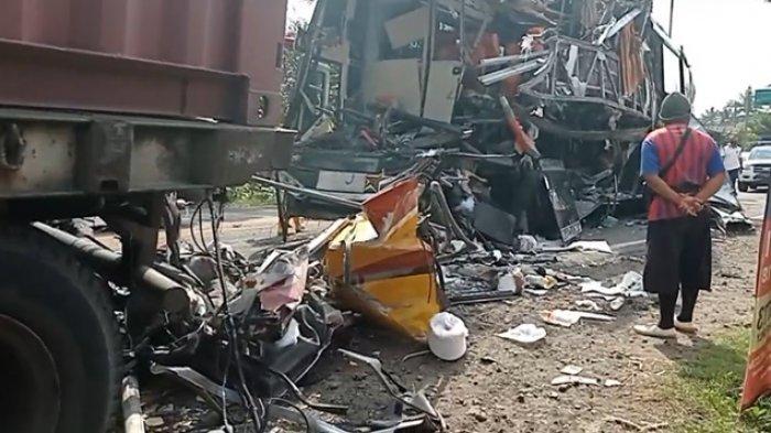 Kondisi Bus Sugeng Rahayu yang terlibat kecelakaan di Jalan Raya Kulonprogo-Purworejo, Jumat (24/9/2021)