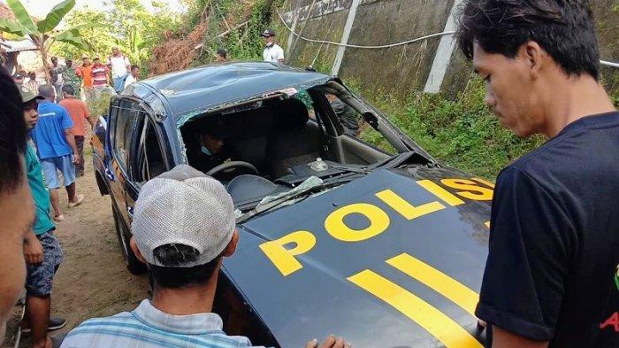 Kondisi mobil patroli Polsek Gedangsari yang ringsek setelah jatuh ke jurang sedalam 12 meter pada Kamis (13/05/2021) malam tadi.