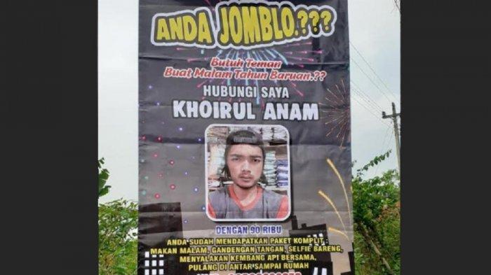Poster Khoirul Anam, pemuda Kecamatan Kaliangkrik, Kabupaten Magelang, Jawa Tengah menawarkan jasa teman kencan untuk menghabiskan malam pergantian tahun.