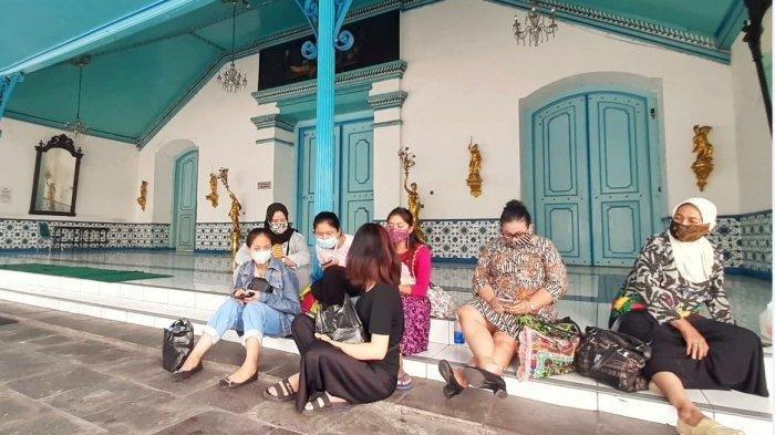 Beberapa abdi dalem Keraton Solo ketika mencoba mengirimkan logistik di Keraton Kulon, Jumat (12/2/2021).