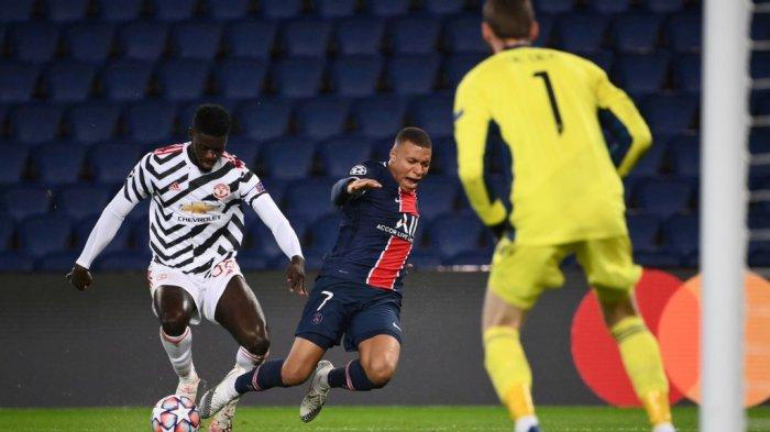 Penyerang Prancis Paris Saint-Germain Kylian Mbappe (tengah) bersaing memperebutkan bola dengan bek Inggris Manchester United Axel Tuanzebe (kiri) selama pertandingan sepak bola leg pertama Grup H Liga Champions UEFA antara Paris Saint-Germain (PSG) dan Manchester United di Stadion Parc des Princes di Paris pada 20 Oktober 2020.