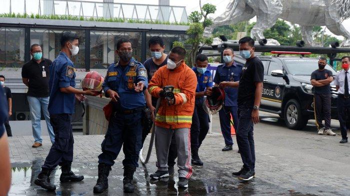 Sleman City Hall berkerjasama dengan Dinas Pemadam Kebakaran Kabupaten Sleman menggelar simulasi dan pelatihan pemadaman kebakaran pada Sabtu (13/3/2021)
