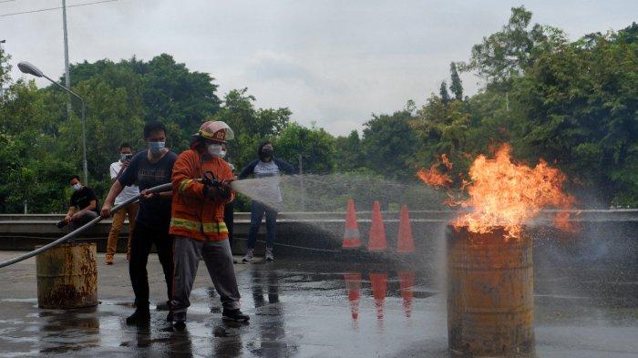 Sleman City Hall berkerjasama dengan Dinas Pemadam Kebakaran Kabupaten Sleman menggelar simulasi dan pelatihan pemadaman kebakaran pada Sabtu (13/3/2021)