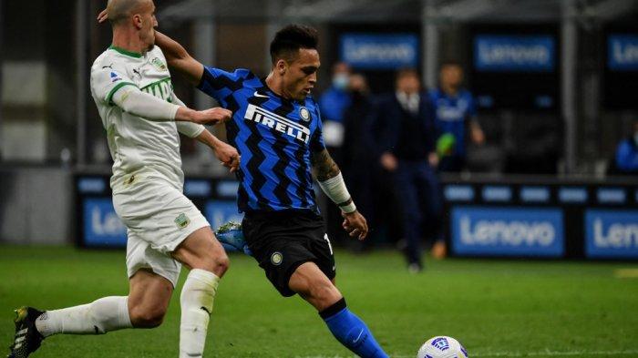 Lautaro Martinez mencetak gol di Liga Italia Serie A Inter Milan vs Sassuolo pada 7 April 2021 di stadion San Siro di Milan.