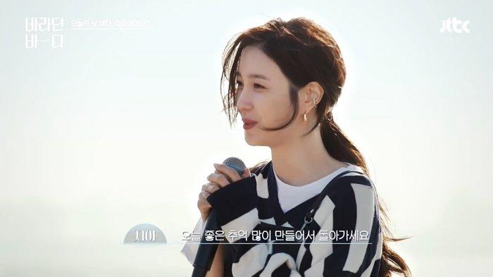 Lee Ji Ah saat menyapa pelanggan di bar Sea of Hope