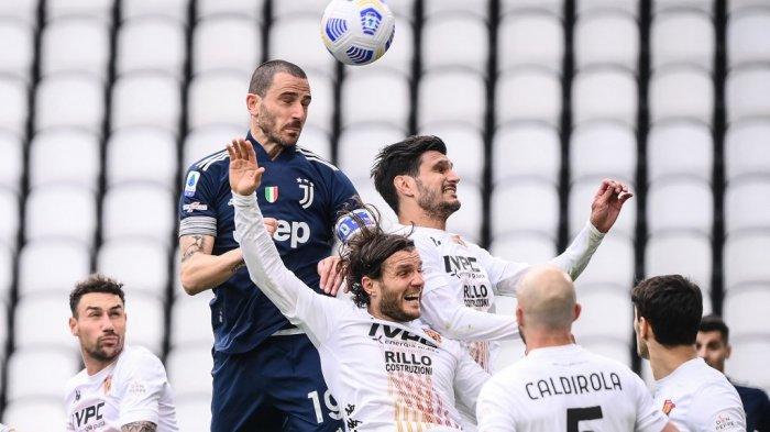 Leonardo Bonucci melakukan sundulan di Liga Italia Serie A Juventus vs Benevento pada 21 Maret 2021 di stadion Juventus di Turin.