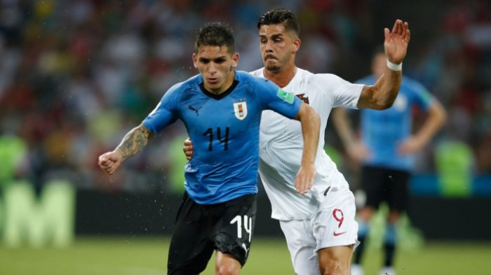 Gelandang timnas Uruguay, Lucas Torreira, berduel dengan penyerang Portugal, Andre Silva, dalam laga babak 16 besar Piala Dunia 2018, Sabtu (30/6/2018) di Fisht Stadium, Sochi.