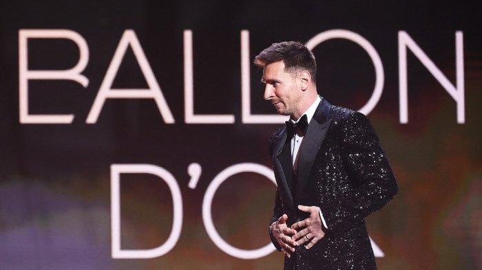 Lionel Messi pidato setelah dianugerahi penghargaan Ballon d'Or France Football 2021 di Theater du Chatelet di Paris pada 29 November 2021.