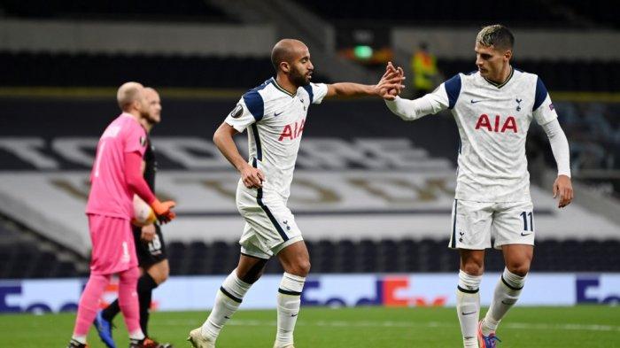 Gelandang Brasil Tottenham Hotspur Lucas Moura (tengah) merayakan gol pembuka bersama gelandang Argentina Tottenham Hotspur Erik Lamela (kanan) selama pertandingan sepak bola Grup J putaran pertama Liga Eropa UEFA antara Tottenham Hotspur dan Linzer ASK di Tottenham Hotspur Stadium di London, pada 22 Oktober 2020.