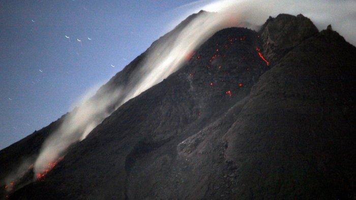 MAKIN INTENS - Guguran material batu pijar (rock fall) Merapi terus berlangsung hingga Selasa (23/2/2021) dini hari. Pengamatan dan pemotretan sejak Senin (22/2/2021) sekira pukul 21.30 WIB hingga pergantian hari, terjadi belasan kali guguran. Arah guguran terbagi tiga jalur, utamanya ke arah hulu Kali Boyong dan Kali Krasak. Sementara jalur baru ke hulu Kali Sat dari GOR Kaliurang tidak bisa dilihat secara sempurna karena terhalang punggungan lereng. Namun guguran tersebut bisa dicermati dari pendaran warna merah serta kepulan asap dari balik punggungan sisi barat puncak