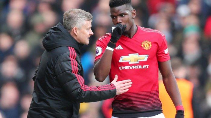 Gelandang Manchester United Paul Pogba berbincang dengan Pelatih Manchester United