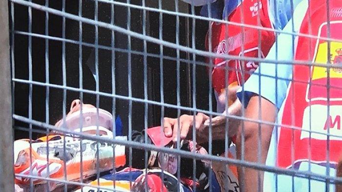 Marc Marquez dengan penyangga leher di tandu setelah kecelakaan di Horor di MotoGP Spanyol
