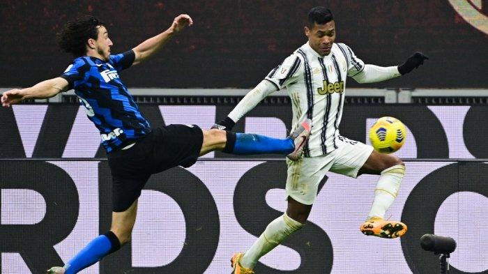 Matteo Darmian dan Alex Sandro di semifinal Piala Italia Inter Milan vs Juventus pada 2 Februari 2021 di stadion San Siro di Milan.