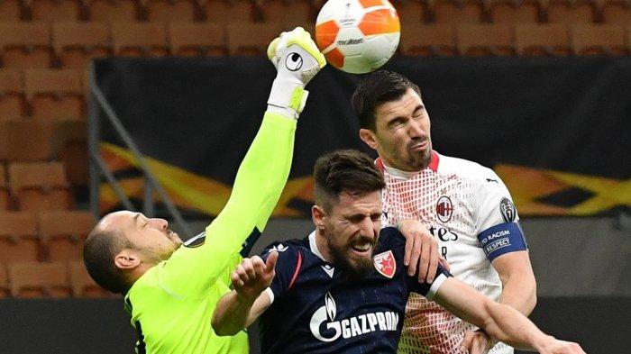 Milan Borjan, Milos Degenek dan Alessio Romagnoli di pertandingan sepak bola UEFA Europa League babak 32 AC Milan vs Red Star 25 Februari 2021 di stadion San Siro di Milan.