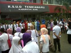 Dokter RS Tenriawaru Mogok, Pasien Keguguran Terlantar