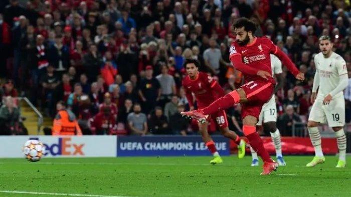 Mohamed Salah menembak penalti yang dapat diblok Mike Maignan di Liga Champions saat Liverpool vs AC Milan di Anfield.