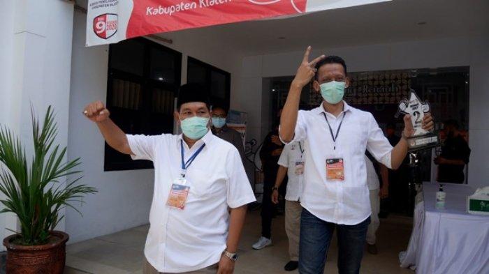 Pasangan calon (paslon) One Krisnata-Muhammad Fajri (ORI) saat keluar dari gedung KPU Klaten seusai menghadiri pengundian nomor urut peserta Pilkada Klaten, Kamis (24/9/2020).