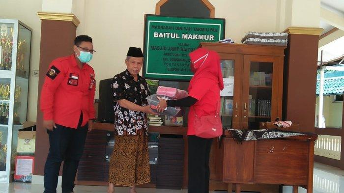 PAC PDIP Jetis serahkan masker di Masjid Jami' Baitul Makmur Jogoyudan Yogyakarta