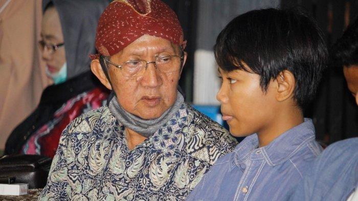Gadhing Pawukir dan Ki Manteb Sudarsono di kediaman keluarga almarhum Ki Seno Nugroho, Dusun Gayam, Argosari, Sedayu, Bantul, 9 November 2020