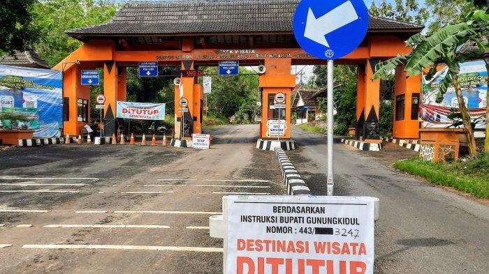 Papan penanda ditutupnya kawasan pantai selatan Gunungkidul di TPR Utama Baron, Tanjungsari.