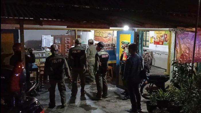 Sejumlah personil melakukan giat patroli penegakan PSTKM di Kabupaten Kulon Progo pada Selasa (12/1/2021) malam.