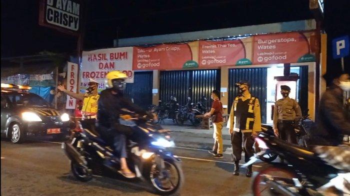 Sejumlah personil melakukan giat patroli penegakan PSTKM di Kabupaten Kulon Progo pada Selasa (12/1/2021) malam.
