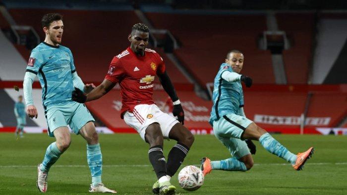 Paul Pogba dijaga Andy Robertson di Piala FA Inggris Manchester United vs Liverpool di Old Trafford di Manchester, Inggris, 24 Januari 2021.