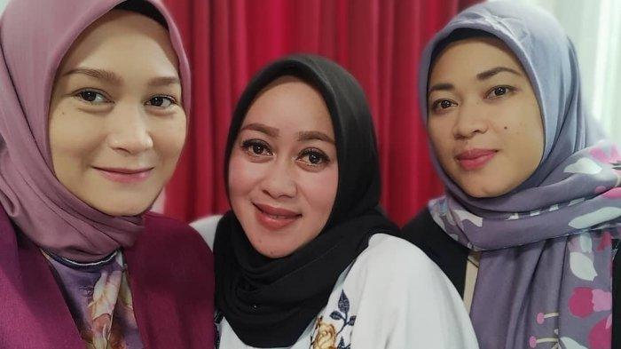 Soraya Van Kraayenoord (kiri) bersama pemeran ibu panti lainnya