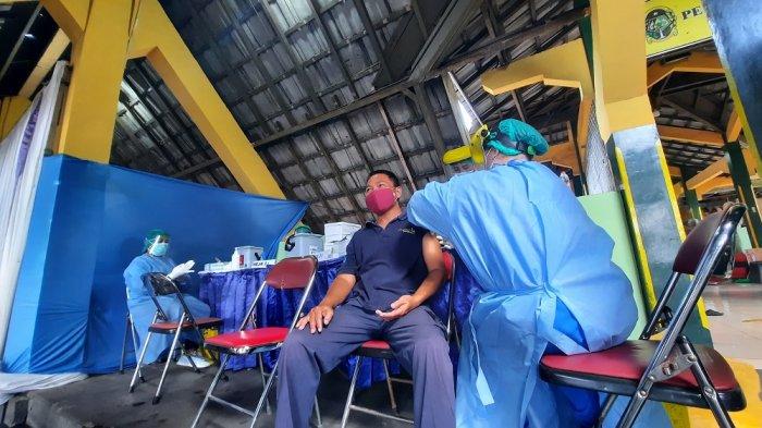 Seorang pedagang tengah diinjeksi vaksin COVID-19 dosis kedua, di Pasar Beringharjo, Kota Yogyakarta, Senin (15/3/2021).
