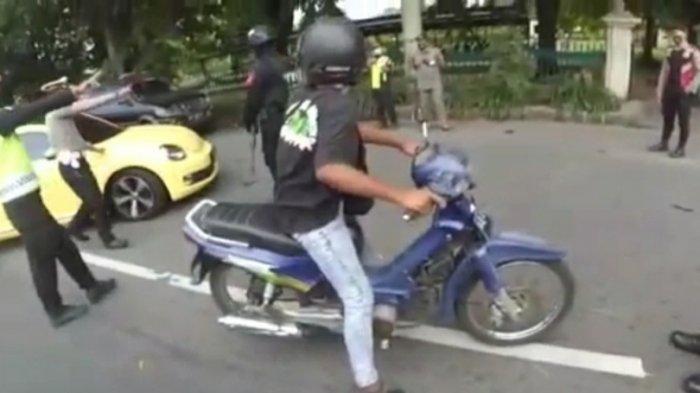 Sejumlah petugas meminta pengemudi mobil kuning untuk menepi saat penyekatan di pos Prambanan, Kabupaten Klaten, Sabtu (8/5/2021).